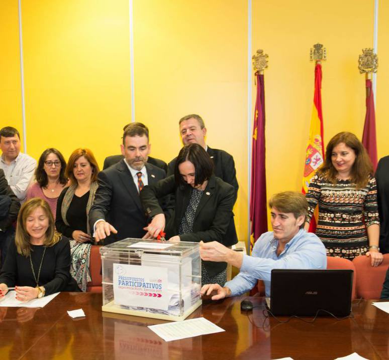 IsabelGarciax2's tweet photo. El #PP, apoyado por #Vox, deja a los vecinos sin #presupuestos participativos un año más, al votar en contra de la moción que he planteado hoy en el #PlenoMunicipal para retomarlos en 2024. 

#ParticipaciónCiudadana ❌ https://t.co/hlo3dnptZf