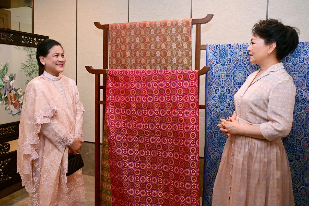 jokowi's tweet photo. Saat saya dan Presiden Xi Jinping menggelar pertemuan bilateral di Hotel Jinniu, Chengdu, di ruang lain Ibu Negara menerima jamuan minum teh oleh Madam Peng Liyuan.

Madam Peng menunjukkan koleksi guci dan kain, meracik teh hijau, juga mengajak Ibu Negara melukis di mangkuk teh. https://t.co/a95Y1ZLbDg