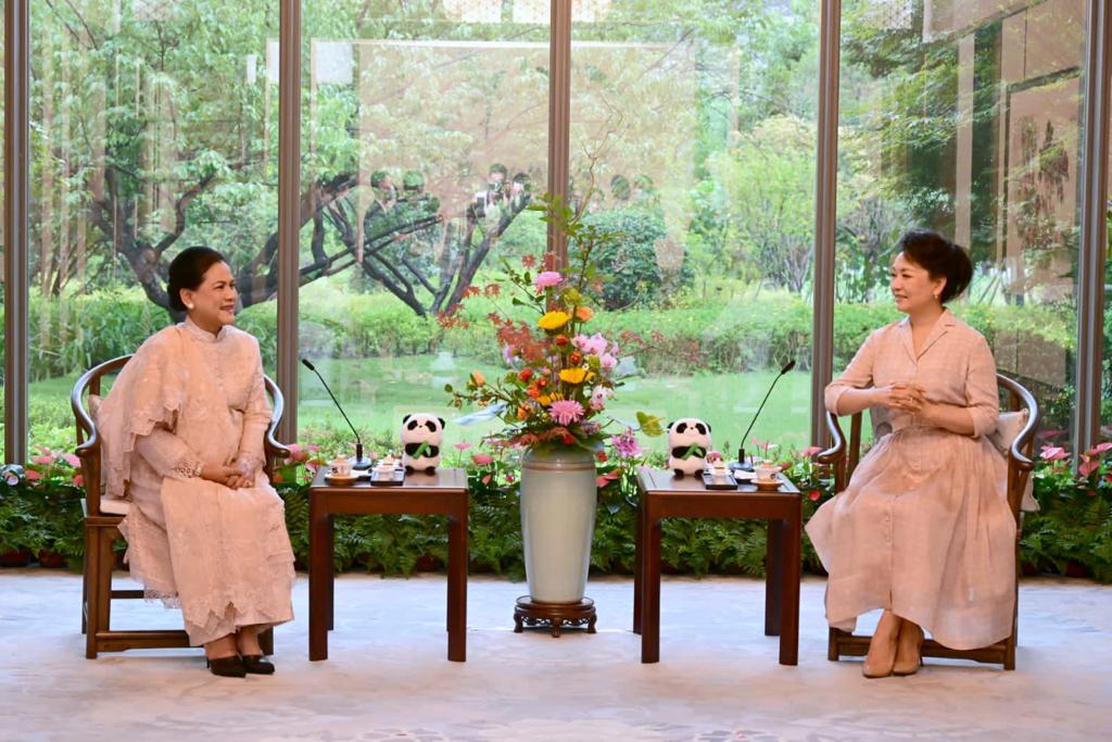 jokowi's tweet photo. Saat saya dan Presiden Xi Jinping menggelar pertemuan bilateral di Hotel Jinniu, Chengdu, di ruang lain Ibu Negara menerima jamuan minum teh oleh Madam Peng Liyuan.

Madam Peng menunjukkan koleksi guci dan kain, meracik teh hijau, juga mengajak Ibu Negara melukis di mangkuk teh. https://t.co/a95Y1ZLbDg