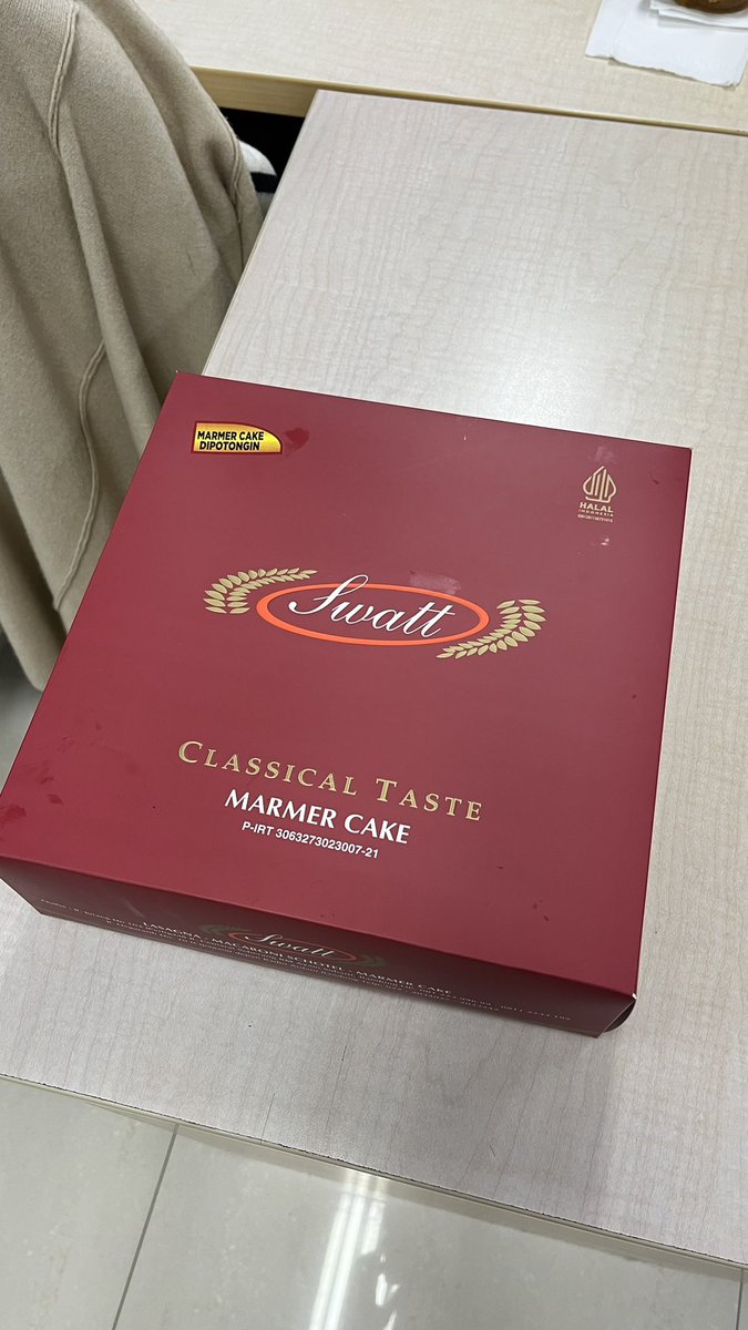 Baru tau ada bolu marmer seenak ini dari bandung. Kemana aja...