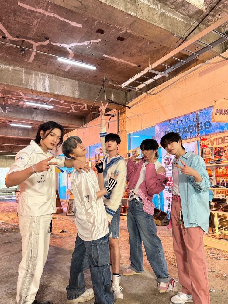 dilledoo6's tweet photo. Oneus tour in SAUDI ARABIA please 🇸🇦
#OneusTourInKSA
#جولة_ونأس_في_السعودية
#ONEUS https://t.co/MmHWnluF6T
