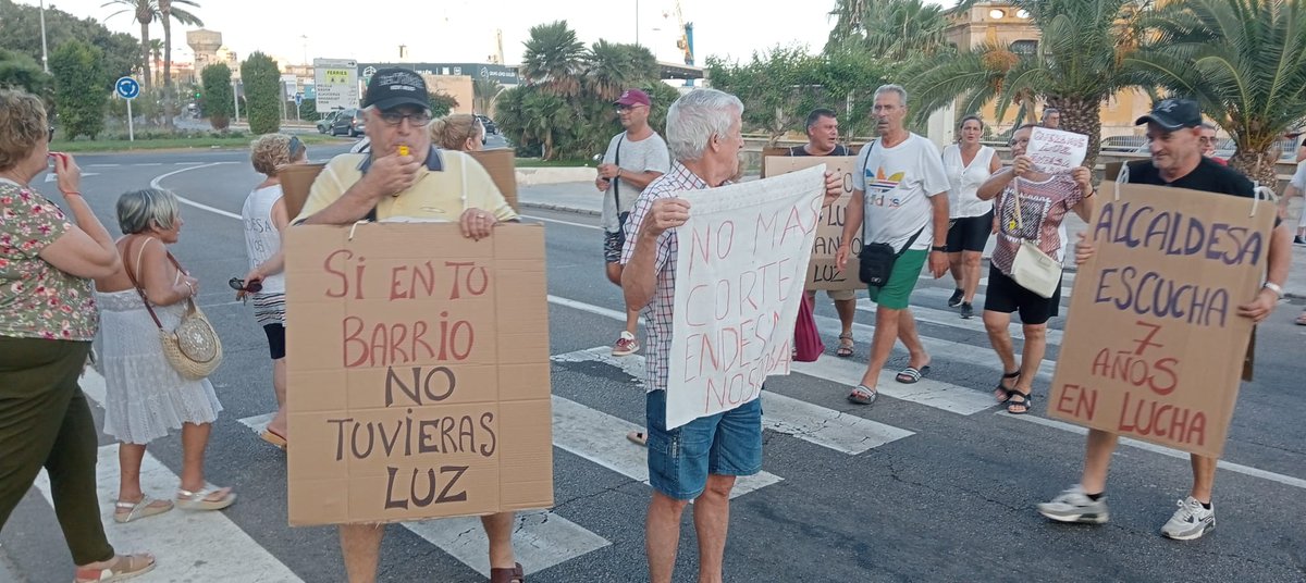 AfectadosLuz's tweet photo. Nueva tarde de protestas en La Chanca
#endesanosroba https://t.co/q3JbK0KACh