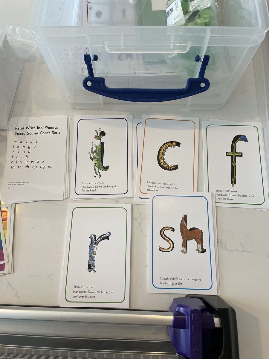 Best way to organise these set 1 speed sounds? Do they go with the 1.1-7 green words? And do the picture cards go with these ideally? I need more wallets 😂 this is confusing. #rwi