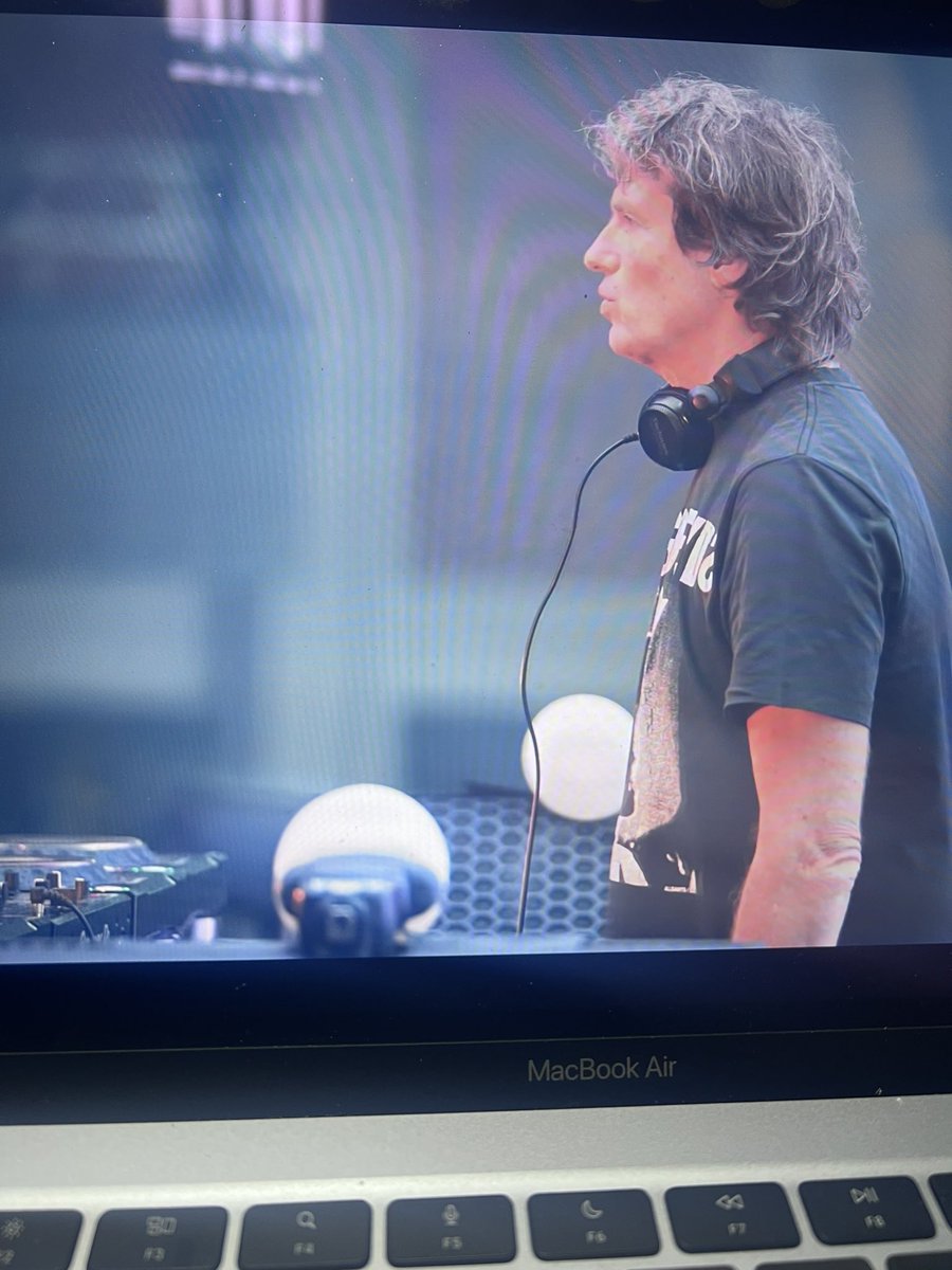 Maravillosa mañana, matecitos, escuchando el día 1 del 👑 en Forja.
<a href="/BuenasNochesPro/">BNP | Buenas Noches Pro</a>  <a href="/cattaneo_hernan/">Hernan Cattaneo</a>