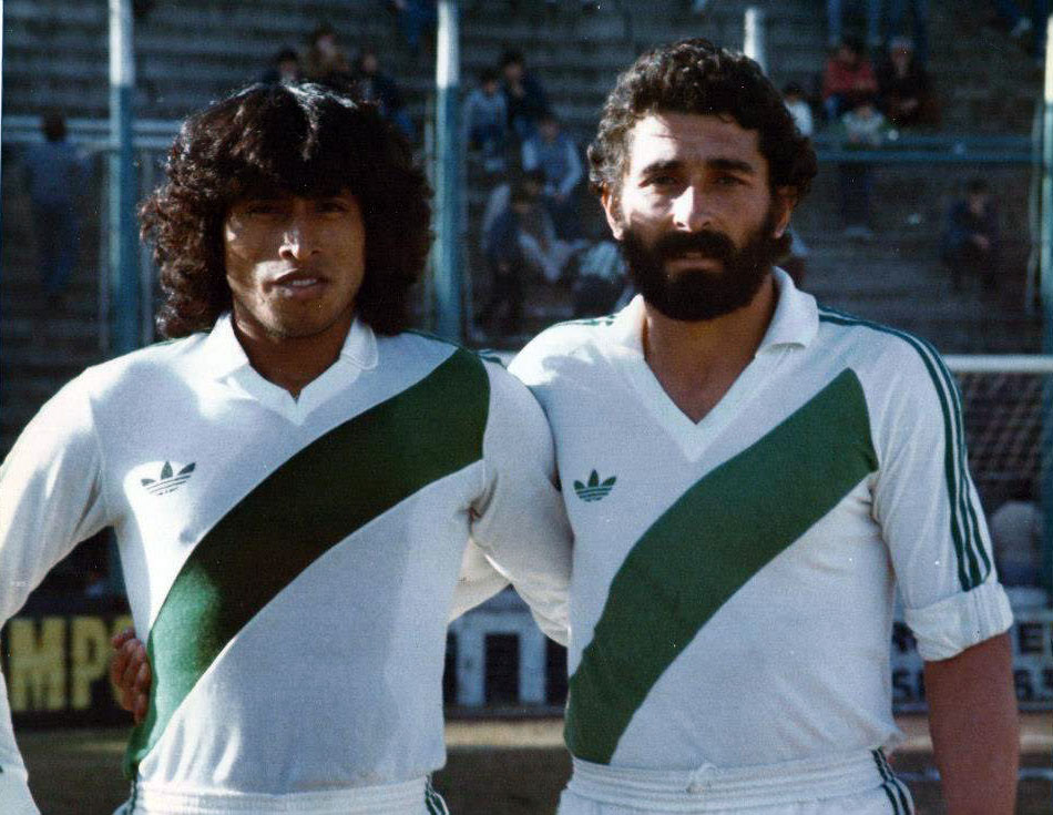 El Negro Céliz &amp; Chacho Peñaloza de Banfield.
Black Power &amp; Federalismo (?) de #EleganteSport