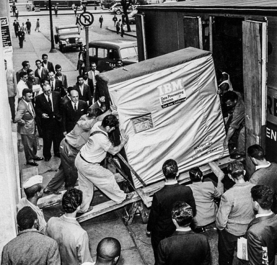 MRofiudin's tweet photo. Disk 5 Mb keluaran IBM Tahun 1956 https://t.co/hcD0kGarsE