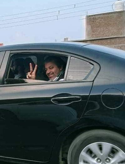 Naya__Pakistan_'s tweet photo. علی محمد خان رہائ کے بعد 
گلے میں پاکستانی پرچم https://t.co/G4M0NXE3XQ