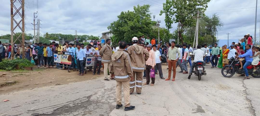 15th Battalion Platoon rescuing the Flood affected area people at Naidupeta maaneru bridge and prakash nagar bridge, Khammam. #TSSP #TSSPBattalions @SwatiLakra_IPS @TelanganaCOPs @15bntssp