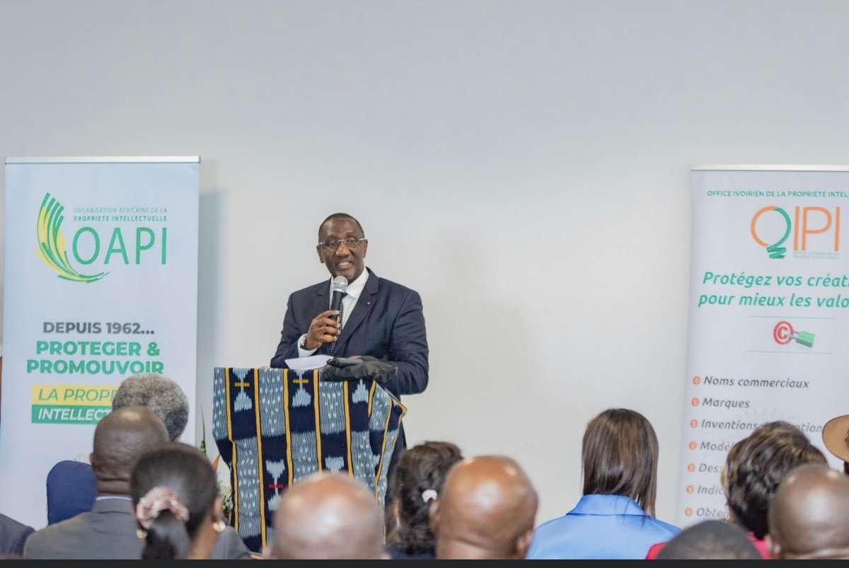 FRemarck13's tweet photo. 👏👏👏 au Ministre du Commerce, de l’Industrie et de la Promotion des PME ,M. #SouleymanDiarassouba. Remise des certificats des Industries Géographiques Protégées ( IGP) : pagne baoulé, l’attieké des lagunes & le café des montagnes. #artisanat #OIPI #CIV225 #Gouvci https://t.co/yiWk6zWDrM