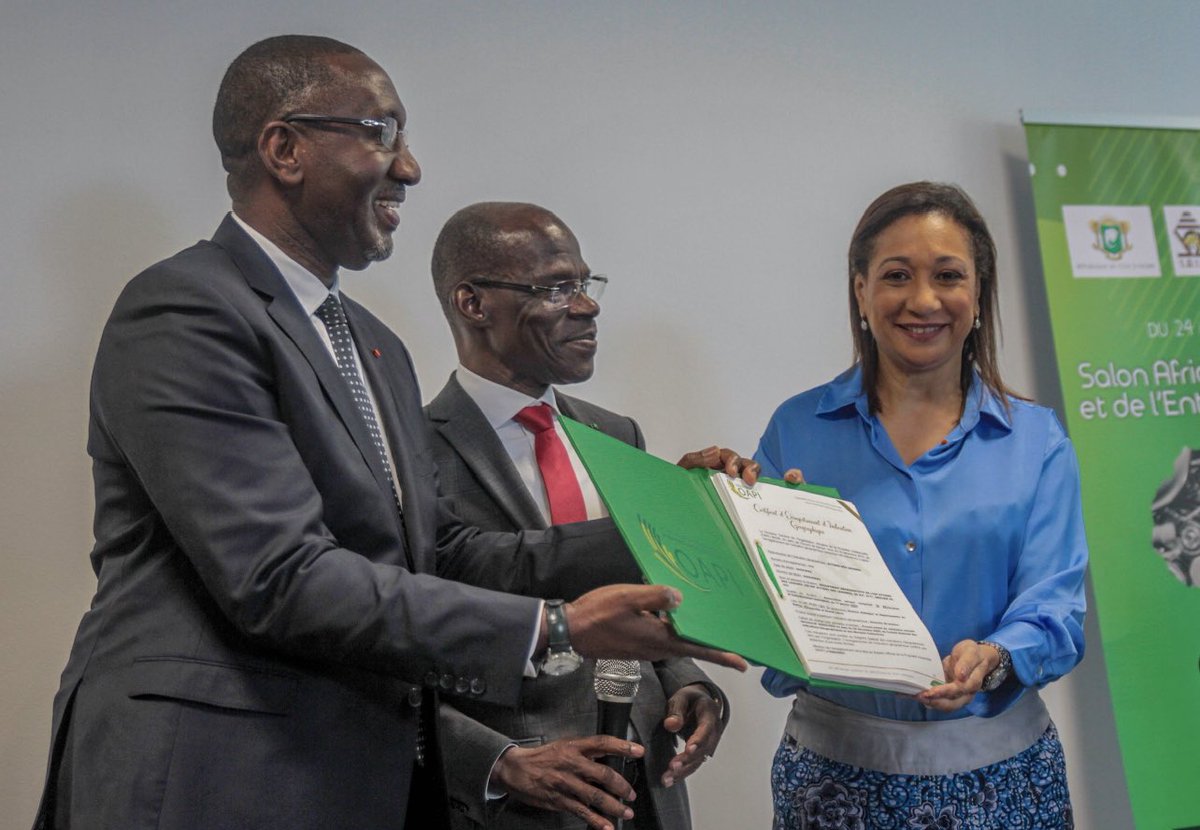 FRemarck13's tweet photo. 👏👏👏 au Ministre du Commerce, de l’Industrie et de la Promotion des PME ,M. #SouleymanDiarassouba. Remise des certificats des Industries Géographiques Protégées ( IGP) : pagne baoulé, l’attieké des lagunes & le café des montagnes. #artisanat #OIPI #CIV225 #Gouvci https://t.co/yiWk6zWDrM