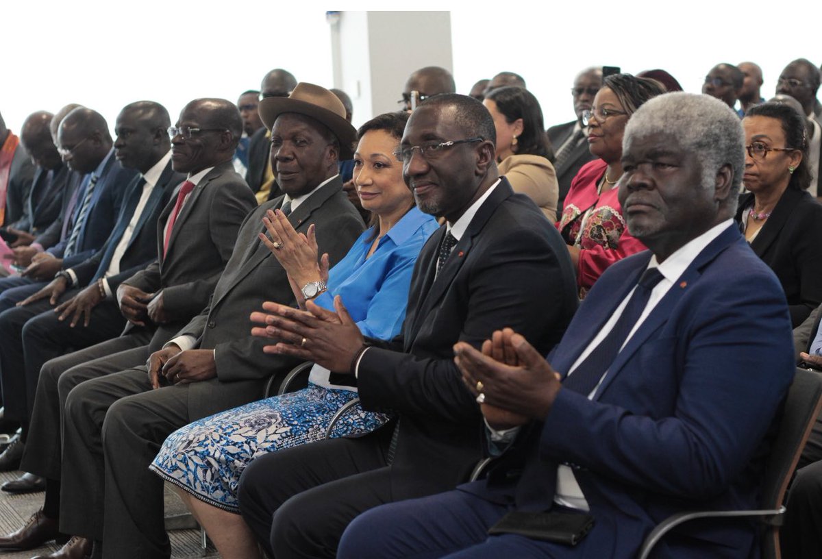 FRemarck13's tweet photo. 👏👏👏 au Ministre du Commerce, de l’Industrie et de la Promotion des PME ,M. #SouleymanDiarassouba. Remise des certificats des Industries Géographiques Protégées ( IGP) : pagne baoulé, l’attieké des lagunes & le café des montagnes. #artisanat #OIPI #CIV225 #Gouvci https://t.co/yiWk6zWDrM