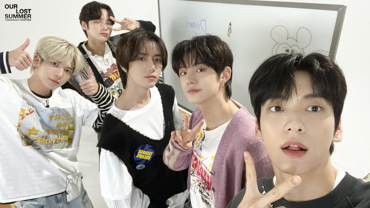 TXT_bighit's tweet photo. 'TOMORROW X TOGETHER: OUR LOST SUMMER' D-DAY‼

📅 오늘 오후 4시 디즈니+ 전세계 공개
📅 TODAY 4PM (KST) premieres on Disney+ globally

#투모로우바이투게더 #TOMORROW_X_TOGETHER #TXT #OUR_LOST_SUMMER #날씨를_잃어버렸어 https://t.co/5rgdQOVnu1