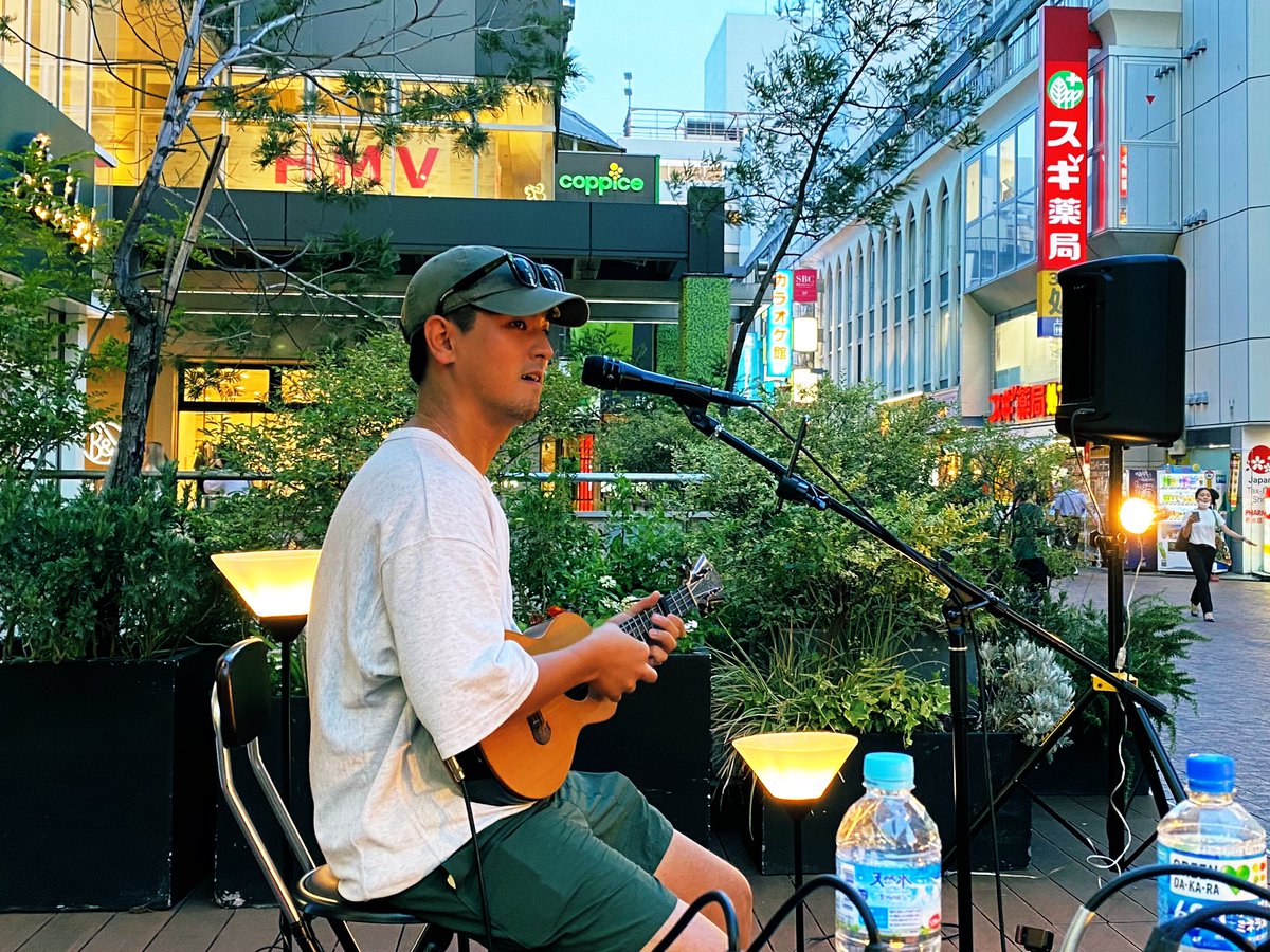 juggler_band's tweet image. 【#KAIKI #freelive 】楽しかったですよ。8時を過ぎると夜風も吹いていい感じでした。ビール飲みながら見てる人もいました。流石KAIKI君、リクエストをアーティスト名で貰えたらサラッとEd Sheeranとかやっちゃうんですもの。本日来られなかった方も明日こそ缶ビール片手に是非。