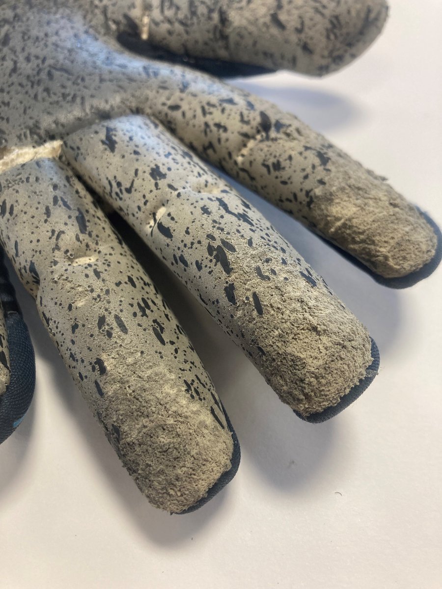 justkeepers's tweet photo. 🚨I'TS THAT TIME AGAIN 🚨

Customers! Please do not send gloves back to us that are this heavily worn and not looked aftrer for a "stitching fault"

Gloves that are uncared for and not cleaned and looked after will break down! 

PLEASE CARE FOR YOUR GLOVES CORRECTLY https://t.co/tAAN760h9o
