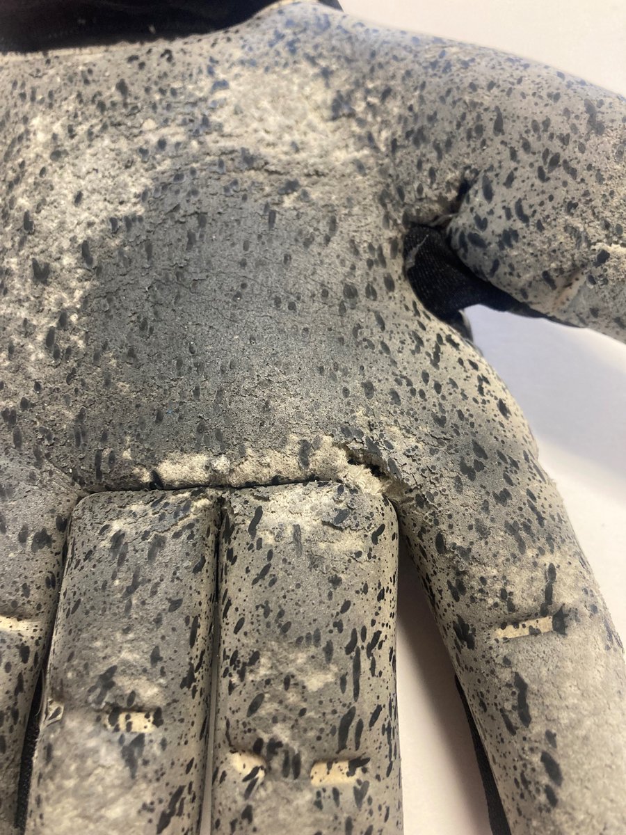 justkeepers's tweet photo. 🚨I'TS THAT TIME AGAIN 🚨

Customers! Please do not send gloves back to us that are this heavily worn and not looked aftrer for a "stitching fault"

Gloves that are uncared for and not cleaned and looked after will break down! 

PLEASE CARE FOR YOUR GLOVES CORRECTLY https://t.co/tAAN760h9o