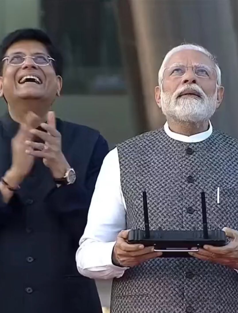 PathikVichar's tweet photo. @PiyushGoyal लिबास को देखकर किसी के चरित्र और व्यक्तित्व का अंदाजा नहीं लगाया जा!
वैसे आज पहने गए काले कपड़े
*मणिपुर हिंसा* विरोध स्वरूप पहने गए थे
वैसे बता दें 2004 से लेकर 2014 तक अनेक बार भाजपा के बड़े नेताओं द्वारा काले कपड़े पहने गए थे
कल ही आप��े भी एक बड़े समारोह में काला सूट पहना था https://t.co/bqyfxY5F0f
