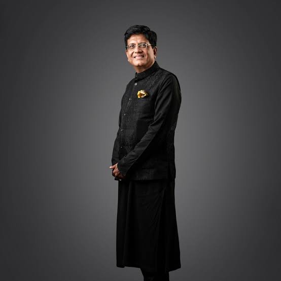 PathikVichar's tweet photo. @PiyushGoyal लिबास को देखकर किसी के चरित्र और व्यक्तित्व का अंदाजा नहीं लगाया जा!
वैसे आज पहने गए काले कपड़े
*मणिपुर हिंसा* विरोध स्वरूप पहने गए थे
वैसे बता दें 2004 से लेकर 2014 तक अनेक बार भाजपा के बड़े नेताओं द्वारा काले कपड़े पहने गए थे
कल ही आप��े भी एक बड़े समारोह में काला सूट पहना था https://t.co/bqyfxY5F0f