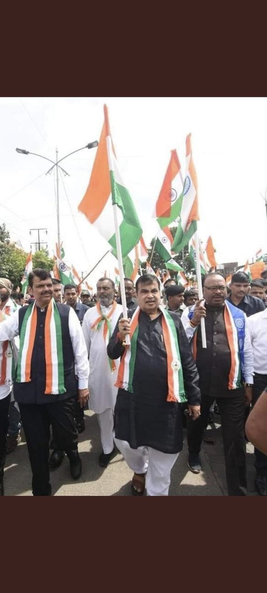 PathikVichar's tweet photo. @PiyushGoyal लिबास को देखकर किसी के चरित्र और व्यक्तित्व का अंदाजा नहीं लगाया जा!
वैसे आज पहने गए काले कपड़े
*मणिपुर हिंसा* विरोध स्वरूप पहने गए थे
वैसे बता दें 2004 से लेकर 2014 तक अनेक बार भाजपा के बड़े नेताओं द्वारा काले कपड़े पहने गए थे
कल ही आप��े भी एक बड़े समारोह में काला सूट पहना था https://t.co/bqyfxY5F0f
