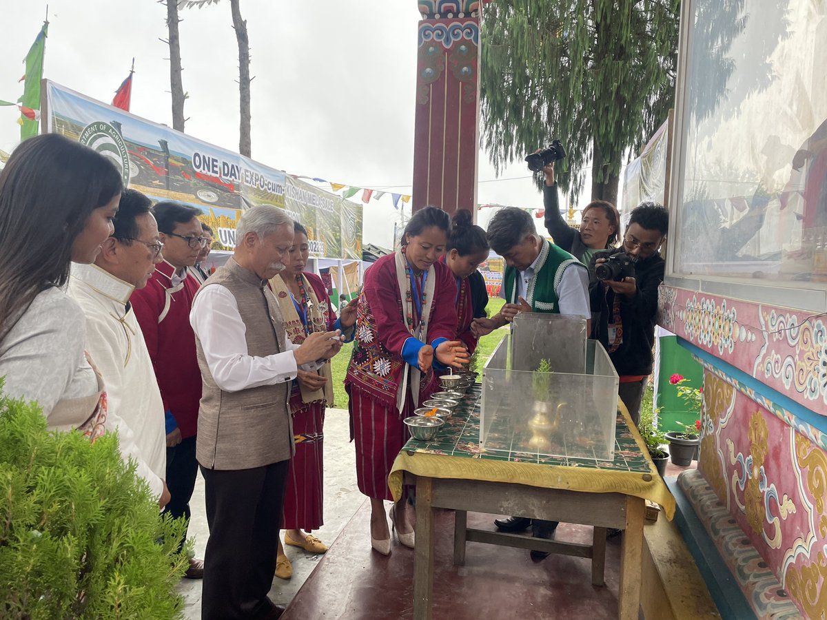 Delighted to have Hon’ble Lt Gen KT Parnaik, PVSM, UYSM, YSM (Retd) amongst us at the One day Expo Cum Kishan Mela in Buddha Park, Bomdila under RKVY-RAFTAAR.The event witnessed a fantastic display of agricultural products.Beneficiaries were also honoured during the occasion.