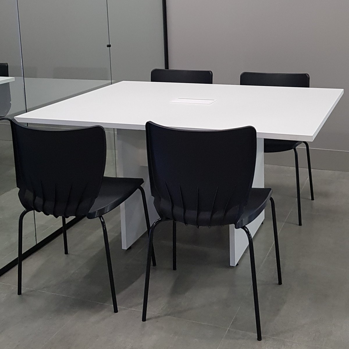 Prima_Design's tweet image. 👉Cadeiras injetadas em polipropileno e com base de metal são fáceis de limpar, proporcionam conforto e estabilidade. 

Além disso, são leves e versáteis para compor ambientes variados e dinâmicos. 

Ambiente:Robopac
Projeto: Rosana Ficagna