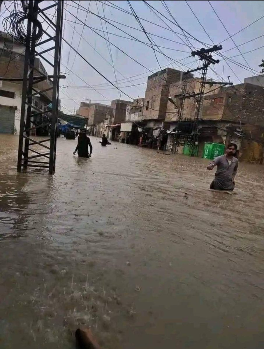 saeedmangrio3's tweet photo. This evening's heavy rainfall caused flooding in Sukkur. https://t.co/Zg2wWw0fvu