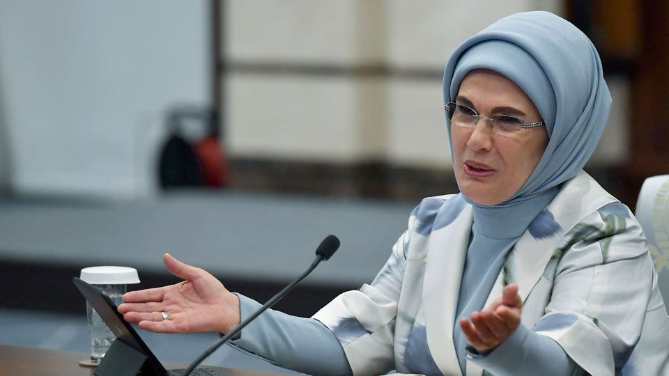 Emine Erdoğan: 

"Dünyanın kaynakları nüfusun 1,5 katına yetecek durumda, yeter ki paylaşmayı bilelim."