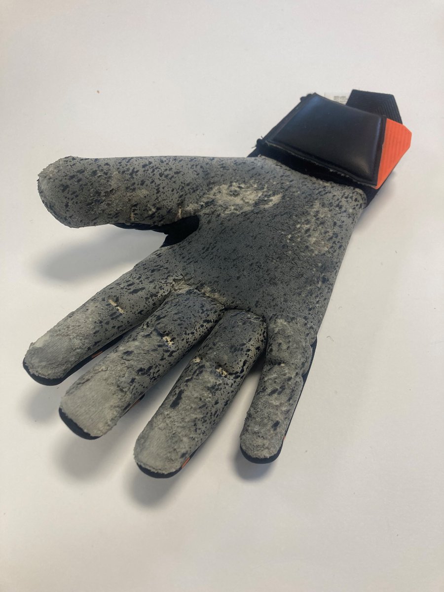 justkeepers's tweet photo. 🚨I'TS THAT TIME AGAIN 🚨

Customers! Please do not send gloves back to us that are this heavily worn and not looked aftrer for a "stitching fault"

Gloves that are uncared for and not cleaned and looked after will break down! 

PLEASE CARE FOR YOUR GLOVES CORRECTLY https://t.co/tAAN760h9o