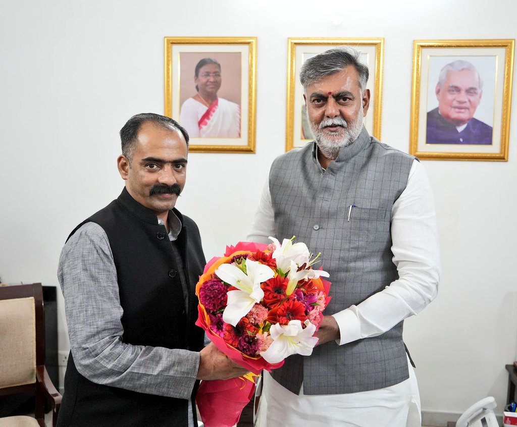 prahladspatel's tweet photo. हिमाचल प्रदेश के ग्रामीण विकास एवं पंचायती राज मंत्री श्री @anirudhsinghMLA जी ने आज भेंट की। 
राज्य में स्वच्छ भारत अभियान और खाद्य प्रसंस्करण के कार्यों से संबंधित विषयों पर चर्चा हुई। https://t.co/DWLPPWyqem