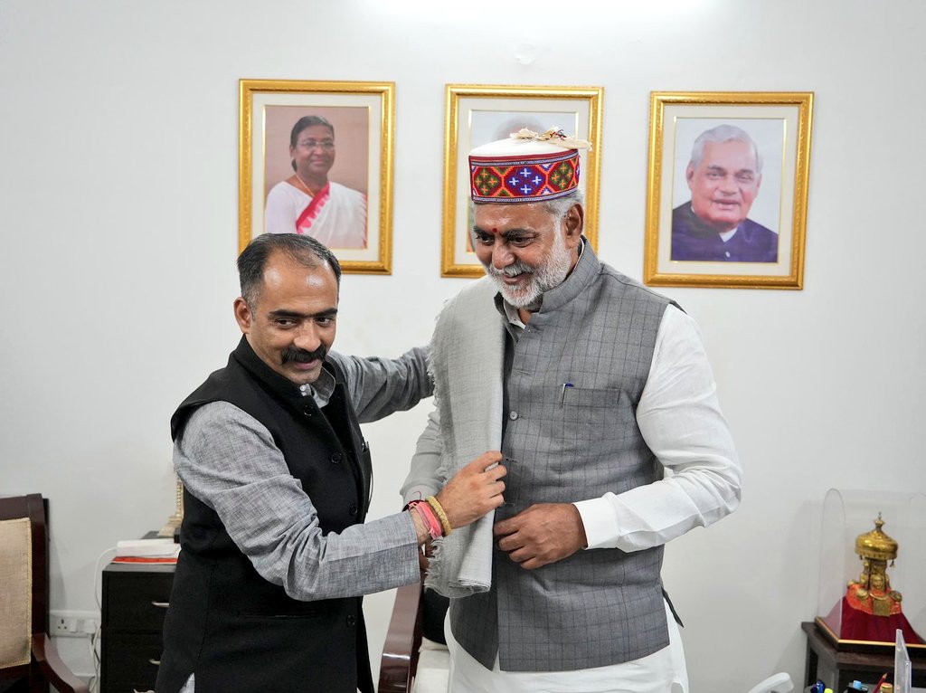 prahladspatel's tweet photo. हिमाचल प्रदेश के ग्रामीण विकास एवं पंचायती राज मंत्री श्री @anirudhsinghMLA जी ने आज भेंट की। 
राज्य में स्वच्छ भारत अभियान और खाद्य प्रसंस्करण के कार्यों से संबंधित विषयों पर चर्चा हुई। https://t.co/DWLPPWyqem