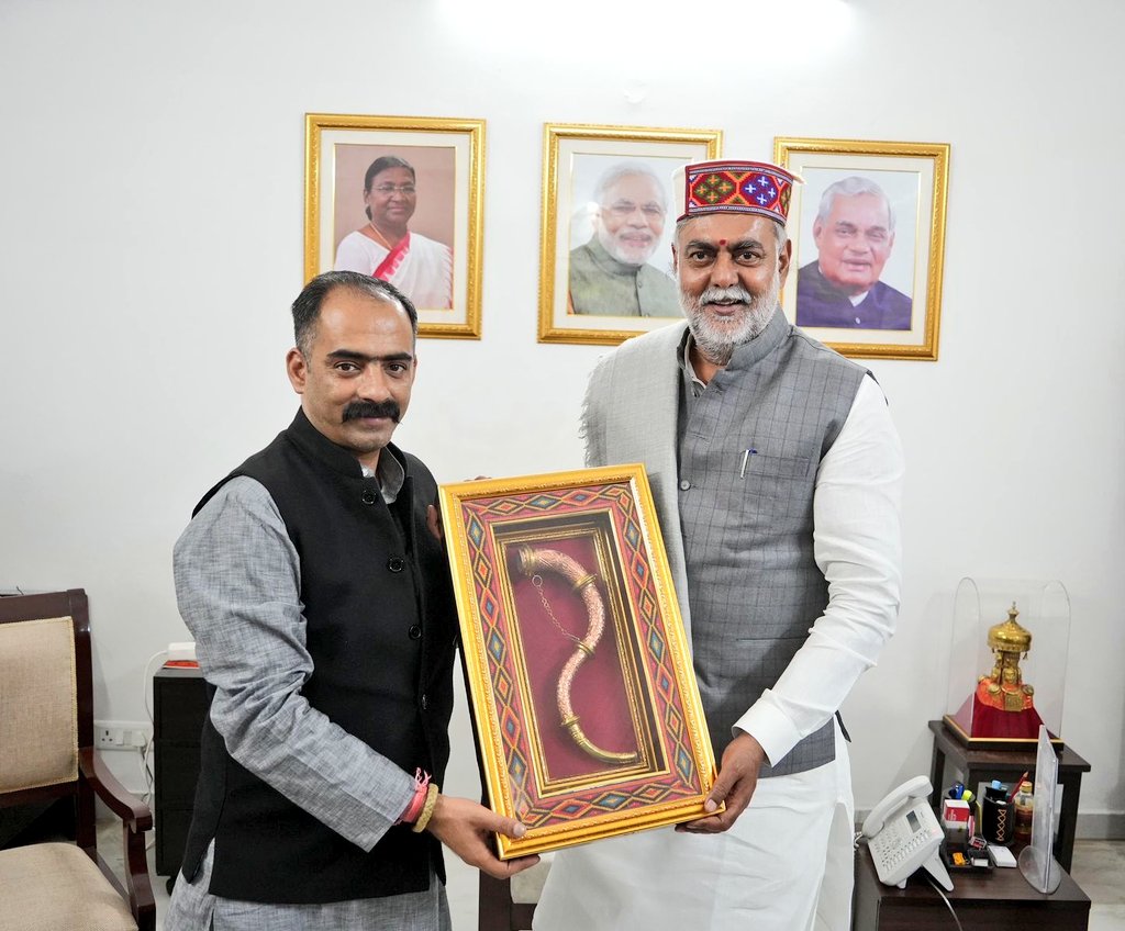 prahladspatel's tweet photo. हिमाचल प्रदेश के ग्रामीण विकास एवं पंचायती राज मंत्री श्री @anirudhsinghMLA जी ने आज भेंट की। 
राज्य में स्वच्छ भारत अभियान और खाद्य प्रसंस्करण के कार्यों से संबंधित विषयों पर चर्चा हुई। https://t.co/DWLPPWyqem