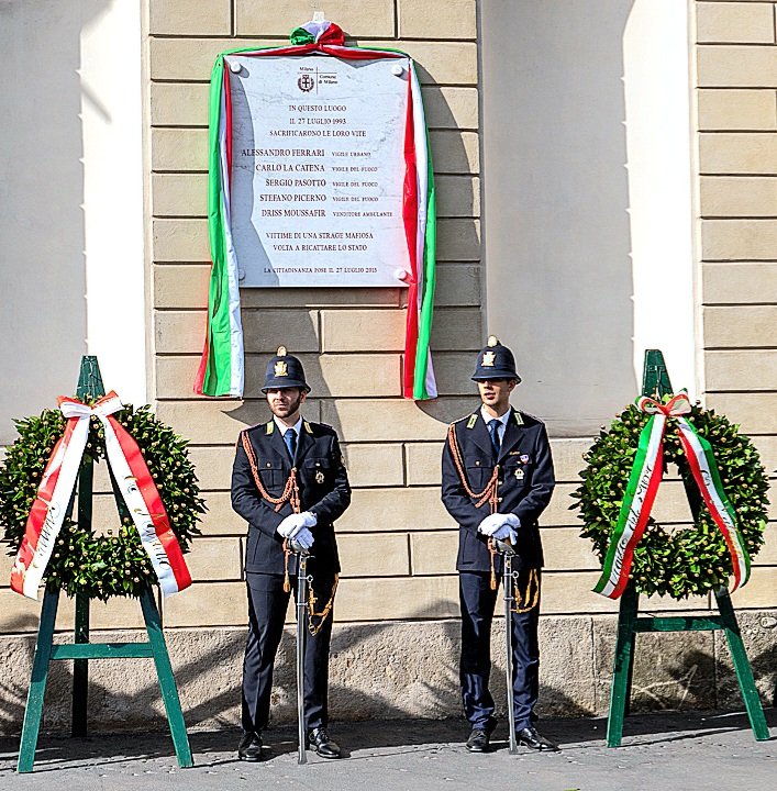 ginugiola's tweet photo. #Milano #PAC
via #Palestro
#10annifa posta targa ricordo cinque #vittime #strage
Cerimonia ufficiale con
#Cucchi e #Mandelli
superstiti #27luglio1993
#Prefetto #Saccone
#Sindaco #Sala
Autorità civili e militari
@VivMilano @franzrusso @GiovannaDiTroia @SIMO2 @EmilianoVerga https://t.co/kus0DyR8So