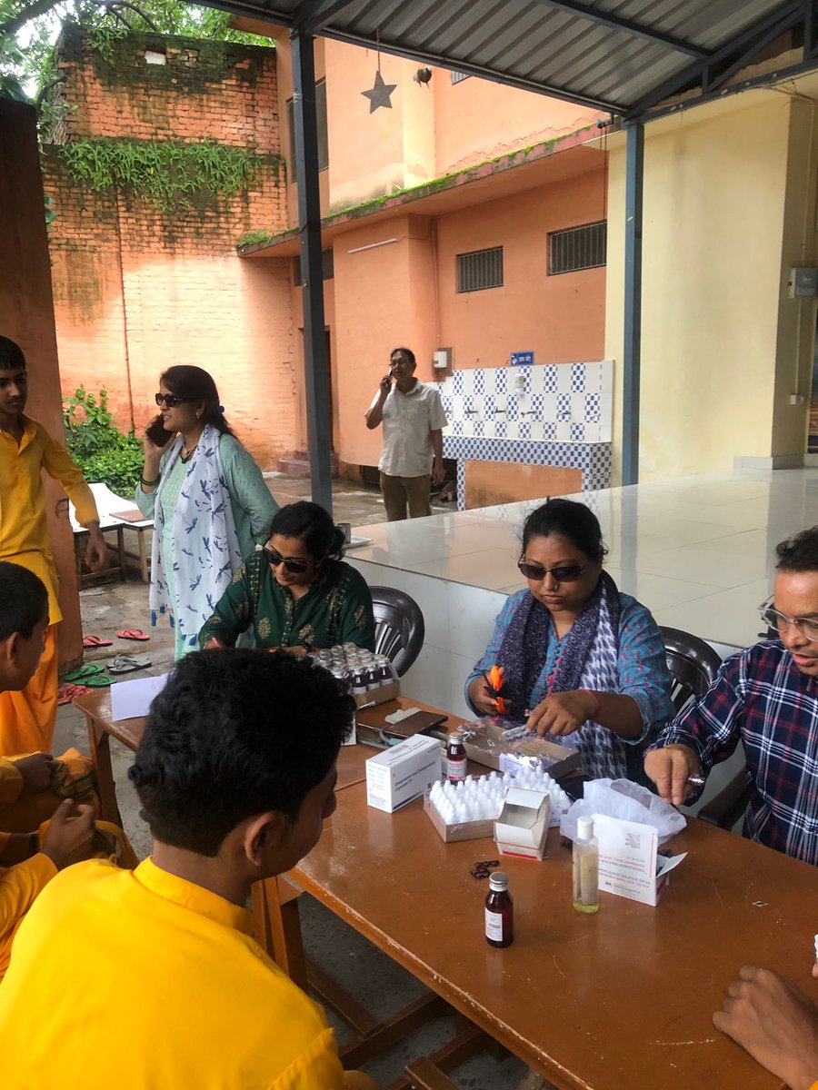 Free eye 👁️ camp at DSF's Parmarth Vidya Mandir, for all students, teachers and Rishi Kumar's of @parmarthniketan. Free eye drops and medicines were also distributed to 270+ students who were facing eye infections. 💊
@PujyaSwamiji @SadhviBhagawati
#eyecamp #EyeFlu #rishikesh 🌷