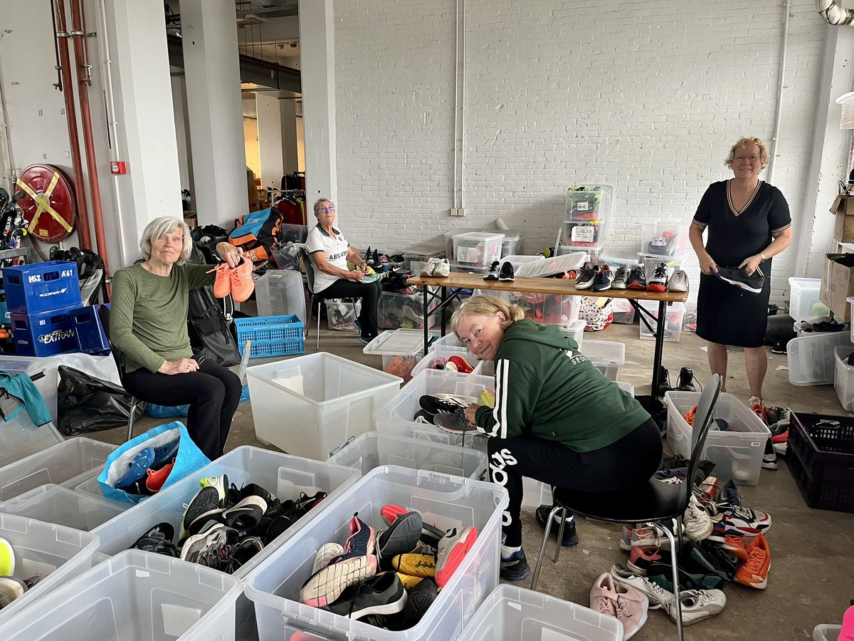 SportspullenNL's tweet photo. Hulptroepen om onze achterstanden weg te werken. Dank Jacqueline, Tak ling &amp; Samuel van SportMEE en de walking hockey dames van @HCRotterdam #samenspel 💚 https://t.co/SqmfGYIzgt