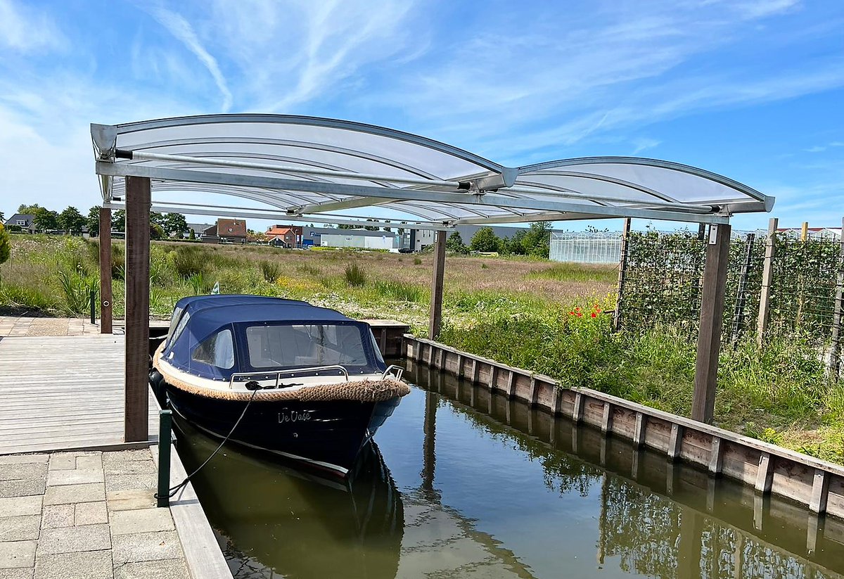 Batistkas's tweet photo. Uw stijlvolle sloep droog gestald. Onder een #overkapping blijft het een pas echt een "plezierjacht"  Direct instappen als het weer het toelaat. Info 0174-290727 #sloep #boot #pleziervaart #waterpret #boothuis https://t.co/TJ9UyAijDO