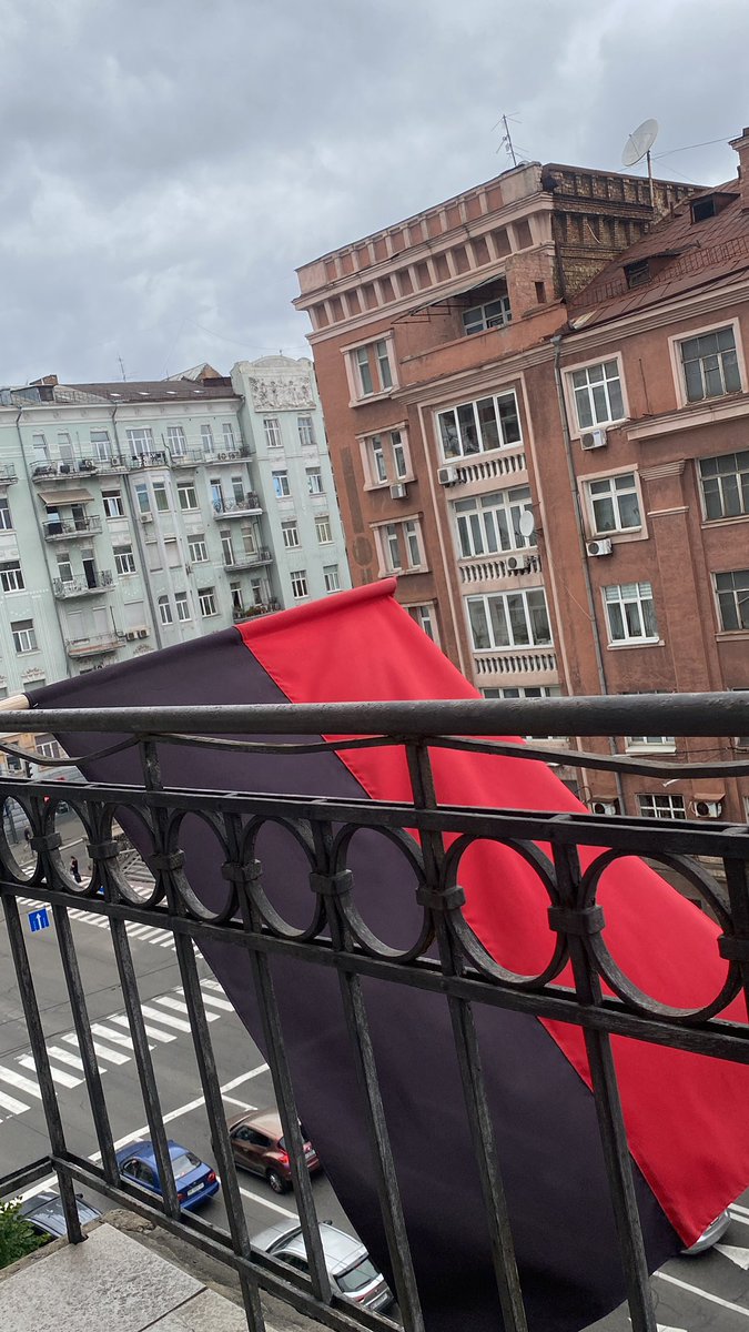 sidelec23_34's tweet photo. Сітуацыя наступная: 
Украінец пытае беларуса, а што за чырвона-чорны сцяг вясіць на балконе? https://t.co/EenP8kbf00