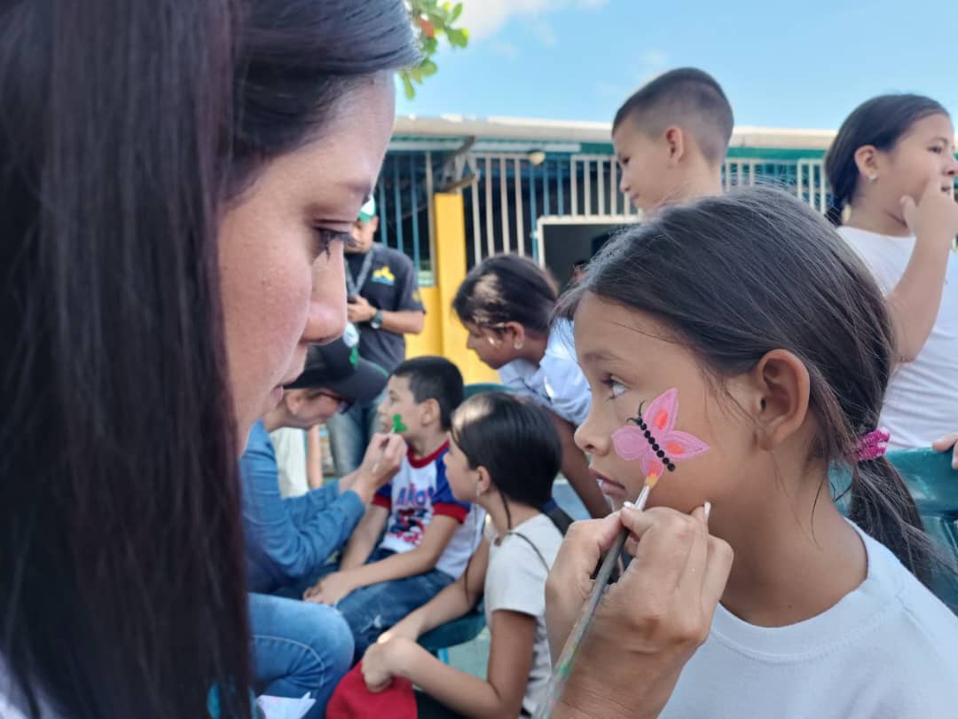 FNNSimon's tweet photo. Alrededor de 60 niños, niñas y adolescentes de las CDN  “Chiquilines del Palmar” y “Refugio de Alegría” de la Fundación Regional Táchira, compartieron en actividades físico recreativas con muchas sorpresas, gracias a la gestión de la Directora Regional Lcda. Karem Duram https://t.co/rRGQLmMMTg