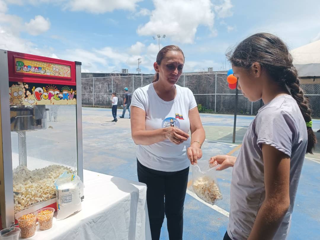 FNNSimon's tweet photo. Alrededor de 60 niños, niñas y adolescentes de las CDN  “Chiquilines del Palmar” y “Refugio de Alegría” de la Fundación Regional Táchira, compartieron en actividades físico recreativas con muchas sorpresas, gracias a la gestión de la Directora Regional Lcda. Karem Duram https://t.co/rRGQLmMMTg