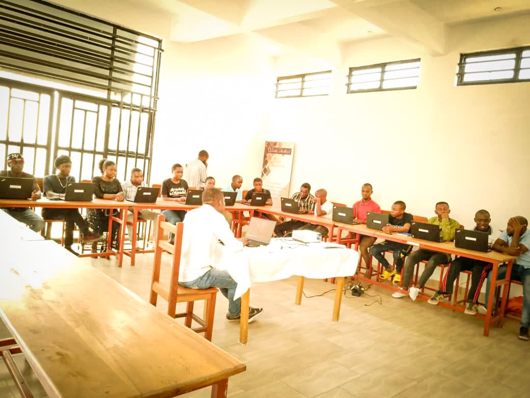 tech_elimu's tweet photo. On est content pour cette nouvelle promotion constituée majoritairement des élèves. Pour eux, vacances signifie apprentissage 💪💻
N'oubliez pas que nous organisons une colonie de vacances destinée à tout le monde. Inscrivez-vous au plus vite 👌
#ElimuTech https://t.co/6ewM4OYzao