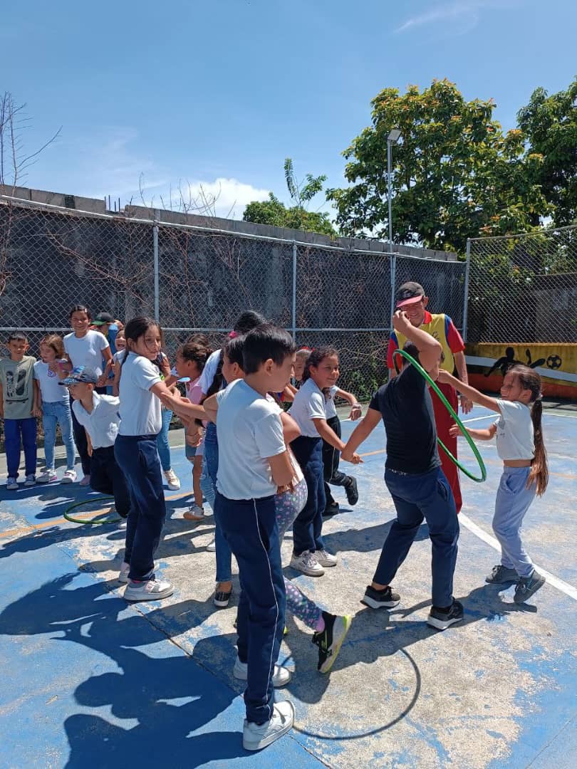 FNNSimon's tweet photo. Alrededor de 60 niños, niñas y adolescentes de las CDN  “Chiquilines del Palmar” y “Refugio de Alegría” de la Fundación Regional Táchira, compartieron en actividades físico recreativas con muchas sorpresas, gracias a la gestión de la Directora Regional Lcda. Karem Duram https://t.co/rRGQLmMMTg