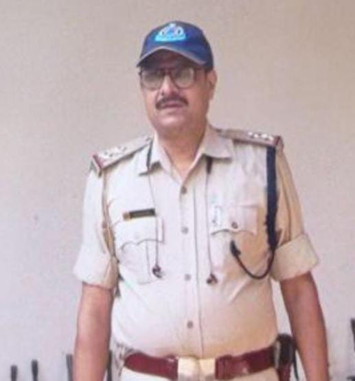 amitsinghSenge1's tweet image. रीवा।सिविल लाइन थाना के टीआई हितेंद्रनाथ शर्मा को सब इंस्पेक्टर बीआर सिंह ने गोली मारी,टीआई की हालत नाजुक,टीआई को गोली मार कर आरोपी सब इंस्पेक्टर ने थाने में स्वयं को किया कैद