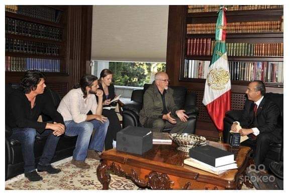 .@SaulHernandezE y <a href="/itspetergabriel/">Peter Gabriel</a> con Felipe Calderón .
2009, se reuniron para hablar sobre los asesinatos de mujeres en juarez.