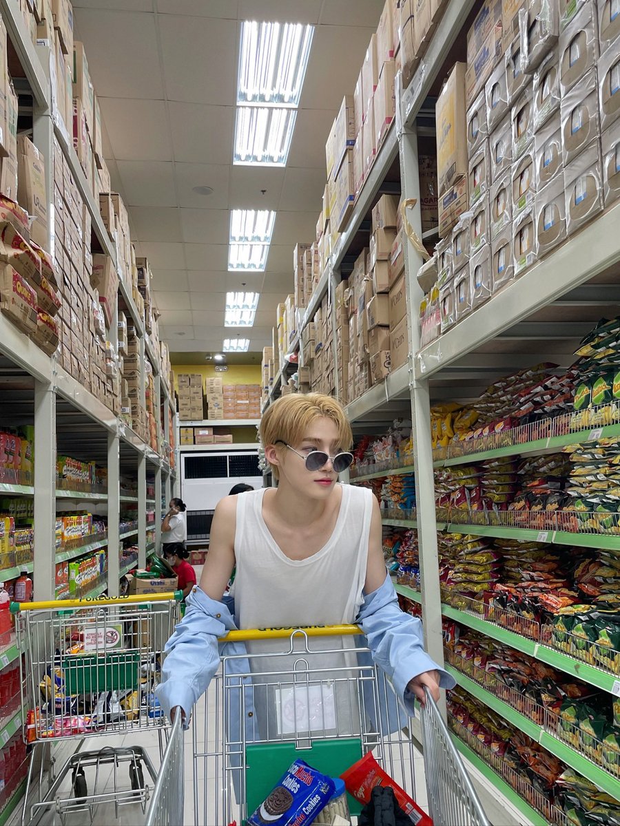 gyucart's tweet photo. younghoon shopwise vs chanhee puregold choose ur fighter 😭 https://t.co/l4MV1KPzWm