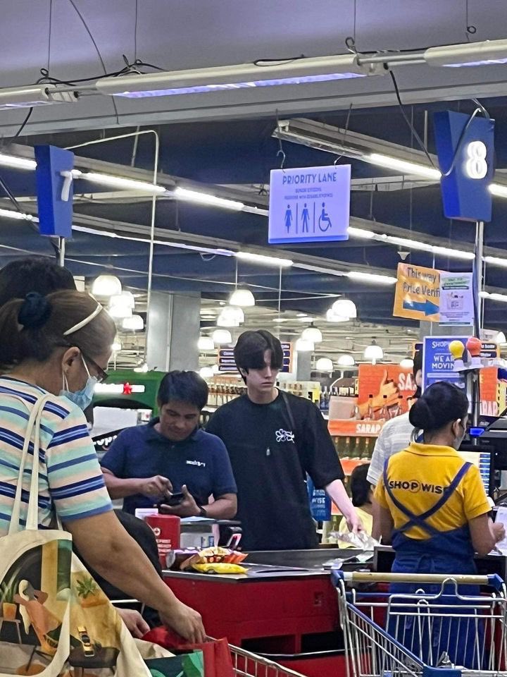 gyucart's tweet photo. younghoon shopwise vs chanhee puregold choose ur fighter 😭 https://t.co/l4MV1KPzWm