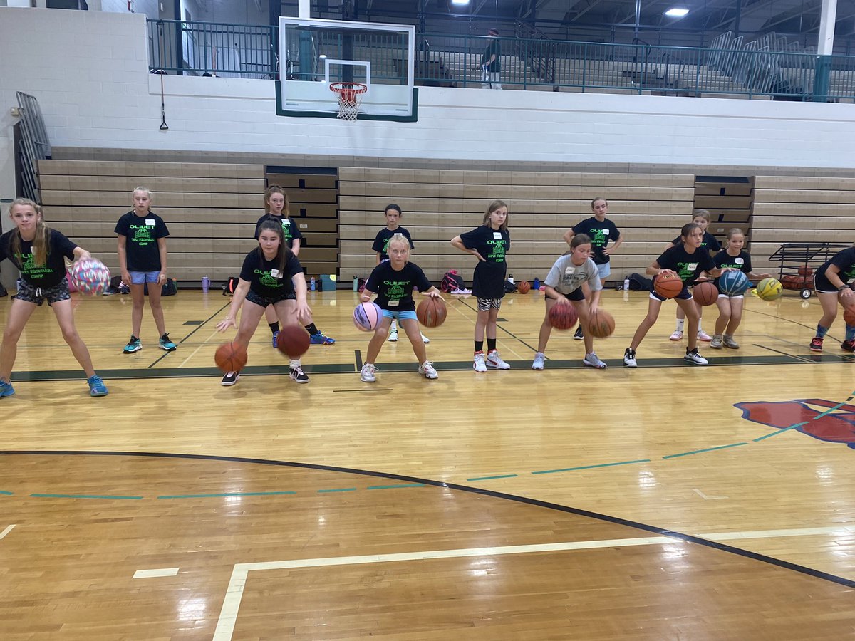 CoachODellOHS's tweet photo. In the front row, the present, but behind them, the future of Olivet Girls Basketball. 💚🏀 #thetraditioncontinues https://t.co/8J1YbvWUWt