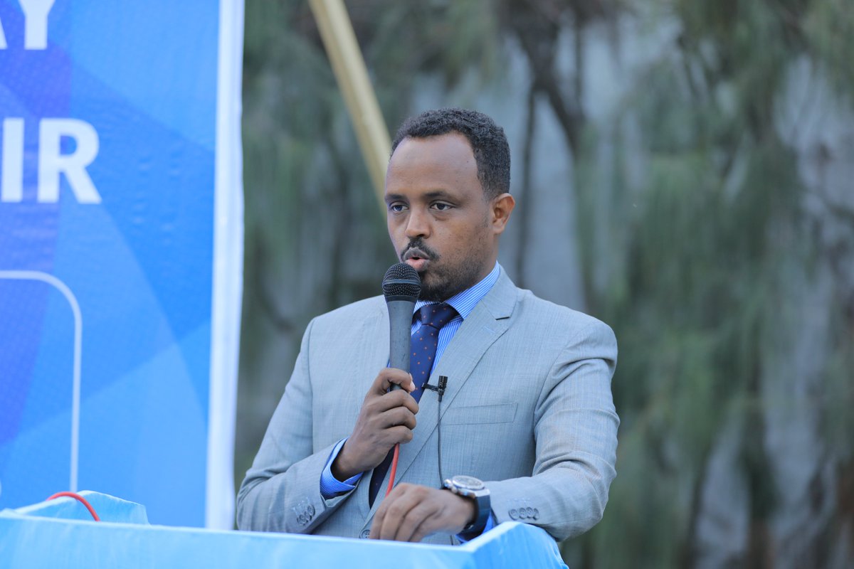 Hiil_cpd's tweet photo. Waxaan qabanau dood cilmiyeed ku saabsaan dhibaatada uu bulshada guud ahaan ku leeyahay maandooriyaha. waxaana dooda qeeyb ka ahaa
1. Dr Mohamed Sh.Ahmed Wasiirka Amniga JFS 
2. G. kuxigeenka Amniga &amp; siyaasada Maxamed Yabooh 3. Prof Ahmed Mohamed, Bare Jaamacadeed.

#Hiilcenter https://t.co/C9cZ2TY7mZ