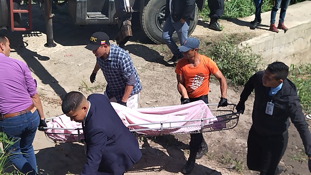 hernan_comunik's tweet photo. #AlMomento | Hallan el cadáver de un hombre de la tercera edad en el rio El Limón.

En horas de la mañana de este jueves, hallaron un cuerpo en el rio #ElLimón a la altura del puente que divide el sector Arsenal, el sector 8 de Caña de Azúcar y el sector 5 de José Félix Ribas. https://t.co/DbIOxOe5Sq