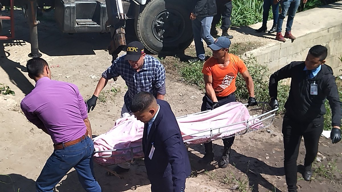 hernan_comunik's tweet photo. #AlMomento | Hallan el cadáver de un hombre de la tercera edad en el rio El Limón.

En horas de la mañana de este jueves, hallaron un cuerpo en el rio #ElLimón a la altura del puente que divide el sector Arsenal, el sector 8 de Caña de Azúcar y el sector 5 de José Félix Ribas. https://t.co/DbIOxOe5Sq