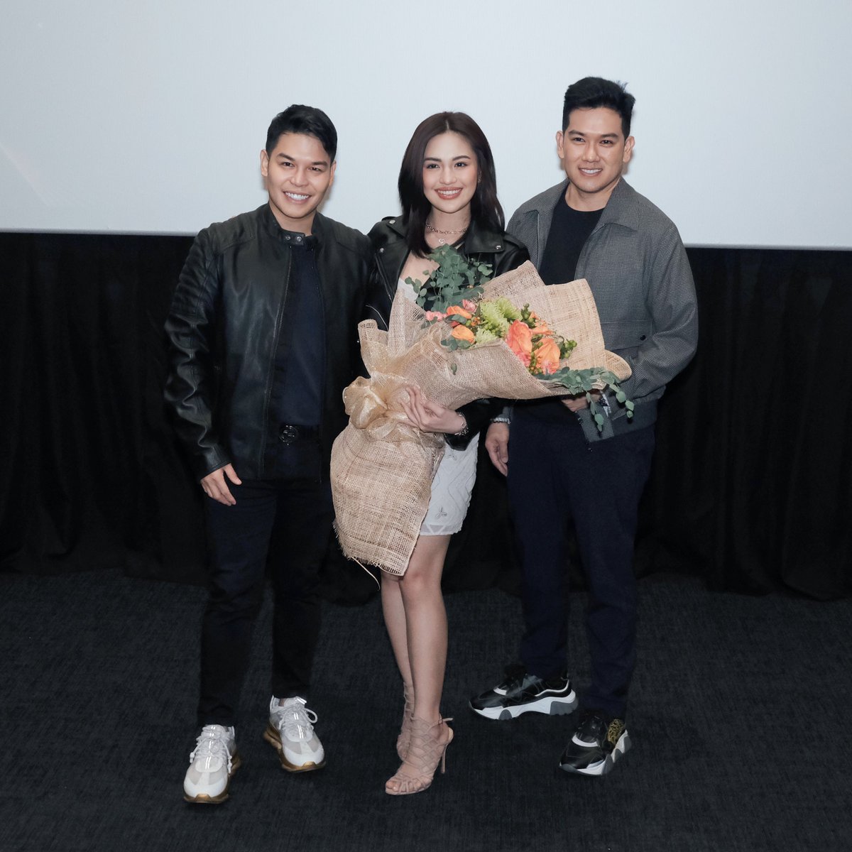 Sparkle_GMA's tweet photo. LOOK: #TheCheatingGame lead star Julie Anne San Jose is with her Avignon family as they hosted a block screening for Julie at the Director’s Club, The Podium. https://t.co/swBvCZ39Op