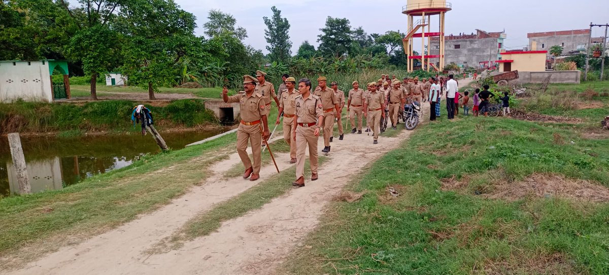 balrampurpolice's tweet photo. #BalrampurPolice 
#SPBalrampur के निर्देशन में जनपद में चाक चौबंद कानून व्यवस्था बनाये रखने के दृष्टिगत #COTulsipur द्वारा कस्बा गैसड़ी के प्रमुख चौराहों,भीड़भाड़ वाले स्थानों पर #PolicePatrolling कर लोगों को सुरक्षा का एहसास कराते हुए संदिग्ध व्यक्ति/वाहनों की चेकिंग की गयी। https://t.co/XFpKxdMmZo