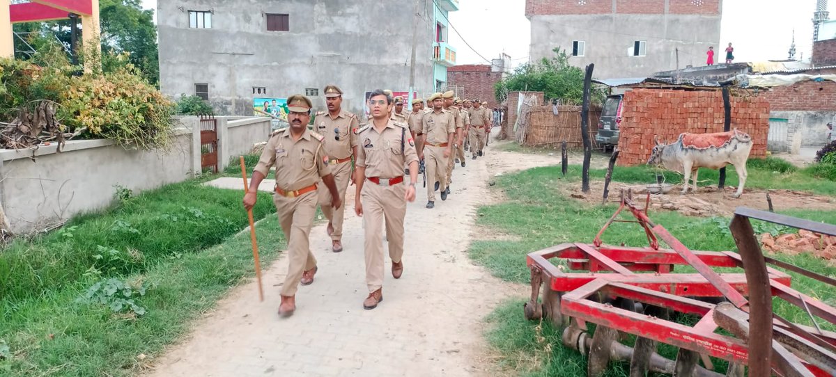 balrampurpolice's tweet photo. #BalrampurPolice 
#SPBalrampur के निर्देशन में जनपद में चाक चौबंद कानून व्यवस्था बनाये रखने के दृष्टिगत #COTulsipur द्वारा कस्बा गैसड़ी के प्रमुख चौराहों,भीड़भाड़ वाले स्थानों पर #PolicePatrolling कर लोगों को सुरक्षा का एहसास कराते हुए संदिग्ध व्यक्ति/वाहनों की चेकिंग की गयी। https://t.co/XFpKxdMmZo